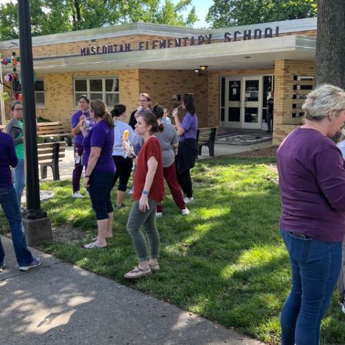 mascoutah crowd eating pops